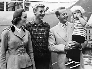 Oslo Prints: Thor Heyerdahl Posing with His Family