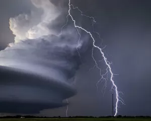 Images Dated 27th May 2013: Thunderstorm lightning bolt over Nebraska