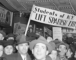 Nonconformity Prints: Times Square Protesters on Spanish Embargo