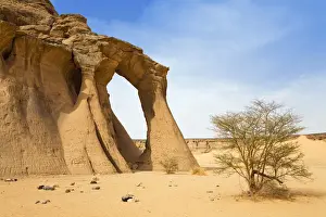 Tin Aregha Sandstone Arch in the Akakus Mountains, Libyan Desert, Libya, Sahara, North Africa, Africa