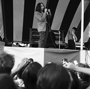 Sing Prints: Tiny Tim Performs At The Newport Pop Festival