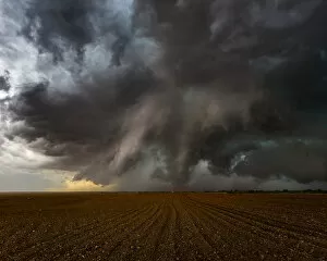 Images Dated 26th May 2014: Tornado over farmland near Patricia, Texas