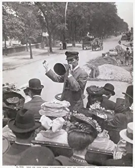 5th Avenue Prints: Tour Leader Announcing Stops