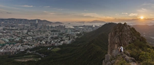 Images Dated 20th August 2011: tourists taking photo of Hong Kong skyline