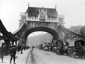 Images Dated 15th May 2012: Tower Bridge Traffic
