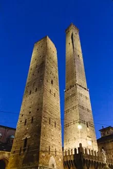 Images Dated 21st February 2016: Two Towers (Due Torri) at night in Bologna, Emilia-Romagna, Italy
