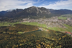 Images Dated 8th October 2012: Townscape of Garmisch, Garmisch-Partenkirchen, Loisachtal, Bavaria, Germany