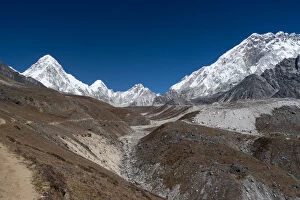 Images Dated 7th October 2015: Trail between Dzongla village and Lobuche village, Everest region