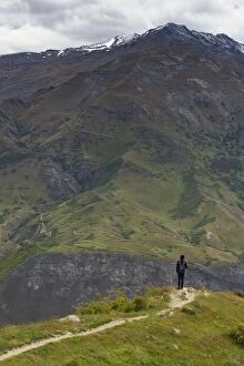 Images Dated 8th December 2012: traveller looking at mountain in Queenstown, New Zealand