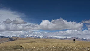 traveller taking photo of Tibetan plateau
