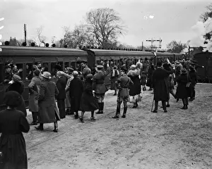 Transport Europe Top Prints: Troops Leave Windsor