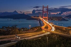 Images Dated 11th July 2014: Tsingma bridge with light trail