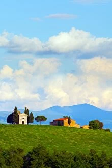 Images Dated 8th May 2013: Tuscan landscape with the Capella di Vitaleta