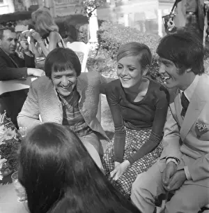 94174688 Twiggy Prints: Twiggy In Beverly Hills