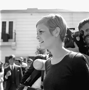 94174688 Twiggy Prints: Twiggy In Beverly Hills