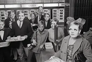 Cafeteria Prints: Twiggy and Look-Alikes at Cafeteria