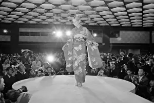 Twiggy Modeling Japanese Clothing