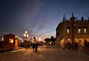 Images Dated 25th February 2016: Twilight in Venice at Piazzetta San Marco, Italy