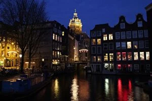 Images Dated 26th November 2013: Typical Dutch canal houses and St. Nicholaschurch