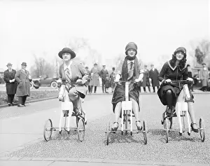 5th Avenue Prints: USA, New York City, Manhattan, 5th Avenue, Young women presenting bangtail Dandy Dobbins