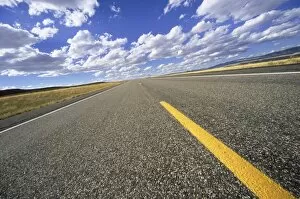 USA, Wyoming, Dubois, roadway across high desert