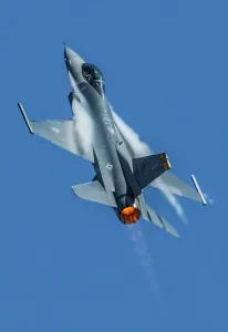 Airplane Prints: A USAF Lockheed Martin F-16C Viper going vertical in afterburner