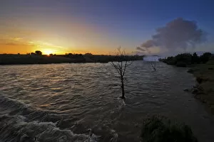 Images Dated 31st January 2010: The Vaal Dam in Flood in January 2010, Gauteng Province, South Africa