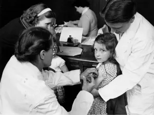 M Med Inje Prints: Vaccination Girl