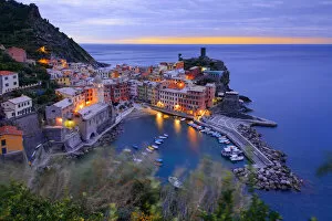 Images Dated 29th September 2015: Vernazza, Cinque Terre, Italy