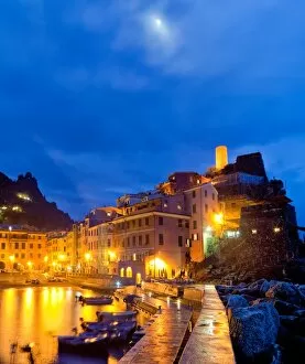 Images Dated 14th April 2011: Vernazza Moonrise