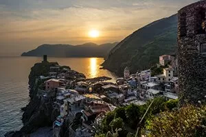 Images Dated 13th June 2014: Vernazza Sunset