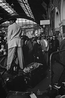 Huty31612 Prints: Victoria Station Arrivals