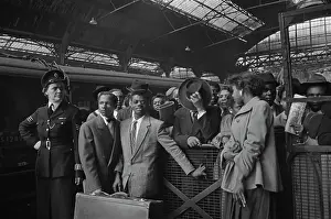 Huty31612 Prints: Victoria Station Arrivals