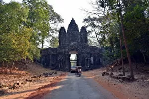 Images Dated 7th January 2016: Victory Gate at Angkor Cambodia