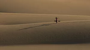 Images Dated 18th April 2016: One Vietnamese woman on sand dune