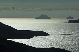 Island Gallery: View over ballinskelligs bay to the skellig islands