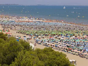 Images Dated 20th June 2012: View of the beach with parasols and sun loungers, Lignano Sabbiadoro, Udine, Adriatic Coast