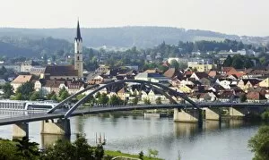 Images Dated 23rd August 2011: View over the Danube River towards Vilshofen, Parish Church of St