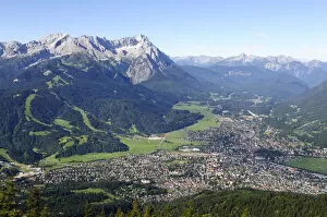 Images Dated 11th August 2011: View of Garmisch-Partenkirchen, Zugspitze mountain, Jubilaeumsgrat ridge