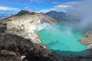 Images Dated 26th April 2017: Top view of Kawah Ijen crater lake with dead tree as foreground, Java, Indonesia