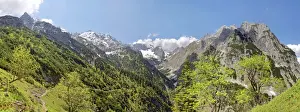 View from the Knappenhauser to the snowy peaks of the Alpspitze and Zugspitze and on the Hollental valley, Knappenhauser, Hammerbach, Garmisch-Partenkirchen District, Upper Bavaria, Bavaria, Germany