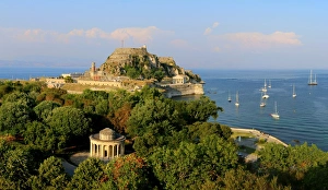 Images Dated 24th July 2015: View on the Maitland Rotunda and the old fortress, Corfu, Greece