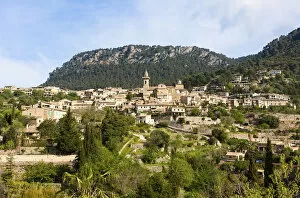Images Dated 4th May 2012: View of the old town of Valldemossa and the parish church of Sant Bartomeu, Serra de Tramuntana