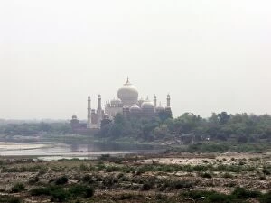 Images Dated 25th April 2011: View of Taj Mahal, Agra, India