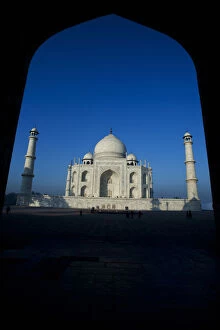 Images Dated 2nd December 2012: View of the Taj Mahal through archway, Agra, Uttar Pradesh, India