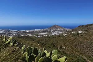 Images Dated 19th May 2011: View of the village of Galdar de Sardina and Mount Pico de Galdar, Galdar, Gran Canaria