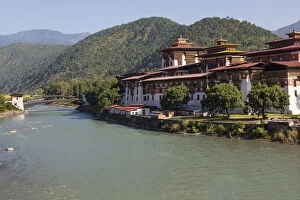 Images Dated 5th October 2014: Views of Punakha dzong and Wang Chu river, Punakha Valley, Bhutan