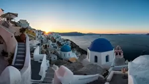 Images Dated 1st October 2016: Village of Oia at sunrise, Santorini, Greece