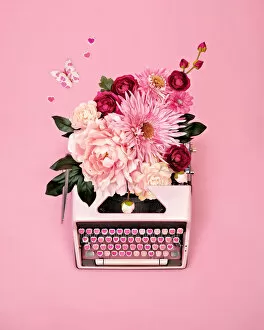 Images Dated 4th February 2018: Vintage typewriter with flowers