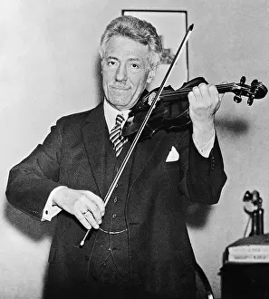 Reception Prints: Violinist Playing in London